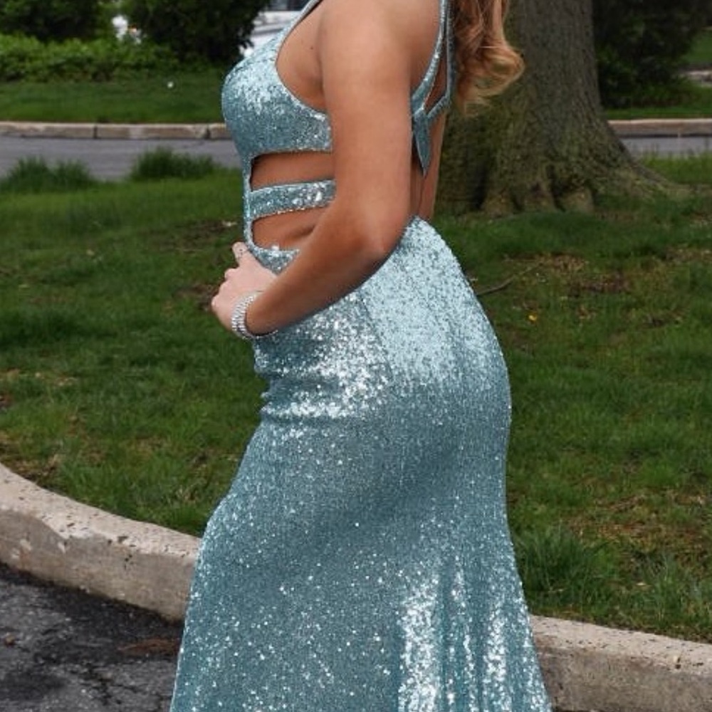 ALYCE PROM DRESS - Picture 2 of 4